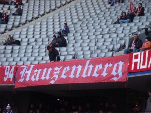 berühmte Zaunfahne vom FCB Fanclub Hauzenberg